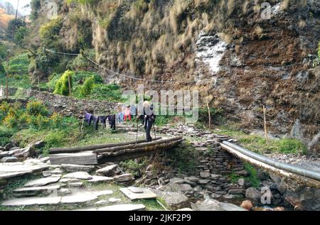 Chomrong, Népal - 08 novembre 2017 : en route vers le camp de base d'Annapurna au Népal Banque D'Images