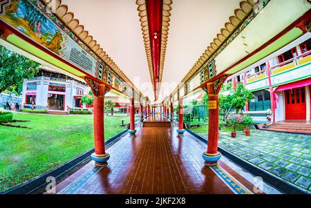 Passerelle couverte à côté des quartiers de Sangha et de la salle des préceptes du monastère Kong Meng San Phor Kark See, temple bouddhiste et monastère de Bishan, S. Banque D'Images