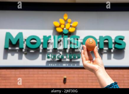 UTILISATION ÉDITORIALE SEULEMENT Un 'Planet friendly Egg' dans une succursale de Morrisons près de Hull que le supermarché devient le premier à lancer sa propre ligne d'oeufs neutres en carbone. Date de publication : mardi 2 août 2022. Dans les magasins d'aujourd'hui, les œufs proviennent de fermes où les poules sont nourries d'insectes sans soja, qui sont à leur tour alimentés par les déchets alimentaires de ses sites de boulangerie, de fruits et de légumes, créant ainsi un système d'alimentation « de déchets circulaires ». Les œufs, qui ont été confirmés comme neutres en carbone par un rapport de l'université de Cambridge, font partie de l'engagement de Morrisons d'être directement fournis par les fermes britanniques « zéro émission » d'ici 2030, fiv Banque D'Images