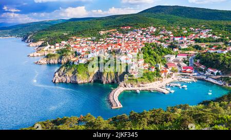 Krk, Croatie. Breathtakingdrone vue sur le village de Vrbnik, paysage marin d'été sur l'Adriatique. Magnifique concept de voyage de fond de la mer Méditerranée. Banque D'Images