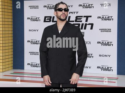 Los Angeles, États-Unis. 01st août 2022. Bad Bunny arrive au TRAIN À GRANDE VITESSE Los Angeles première tenue au Regency Village Theatre à Westwood, CA, le lundi, ?1 août 2022. (Photo par Sthanlee B. Mirador/Sipa USA) crédit: SIPA USA/Alay Live News Banque D'Images