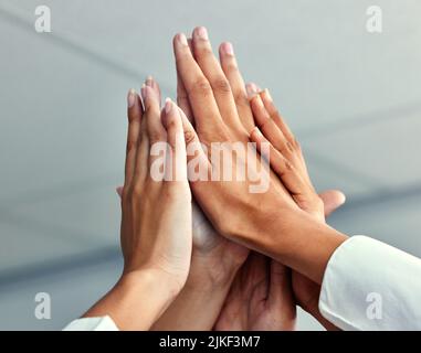 Allons en équipe. Un groupe d'hommes d'affaires méconnus qui se tiennent debout dans leur bureau. Banque D'Images