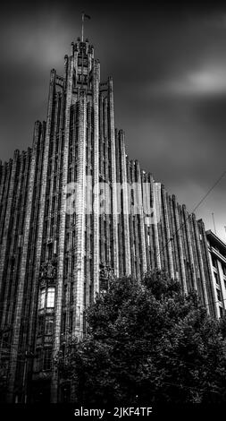 Photo verticale en niveaux de gris du Manchester Unity Building à Melbourne, Victoria, Australie Banque D'Images