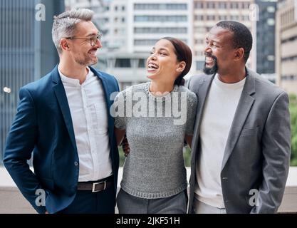 Mon poste a été gagné en heures et a manqué des fêtes. Un groupe de gens d'affaires qui ont profité d'une pause à l'extérieur du bureau. Banque D'Images