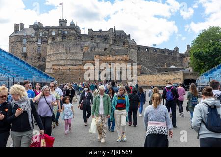 Le château d'Édimbourg, les touristes et les visiteurs partent après leur visite, un jour d'été en juillet 2022, les foules sont grandes, Ecosse, Royaume-Uni Banque D'Images