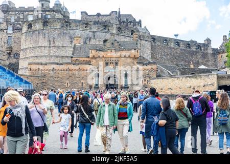 Le château d'Édimbourg, les touristes et les visiteurs partent après leur visite, un jour d'été en juillet 2022, les foules sont grandes, Ecosse, Royaume-Uni Banque D'Images