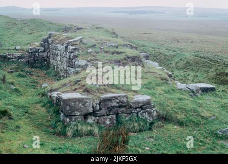 Bouclier sur le mur, 33th Milecastle (Type II). Juin 1974. Vestiges d'une fortification défensive romaine connue sous le nom de mur d'Hadrien, qui s'élève à environ 118 km avec un nombre de forts, de châteaux et de tourelles. Numérisation d'archivage à partir d'une lame. Banque D'Images