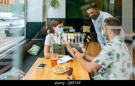 Des gens d'affaires lors d'une réunion d'affaires informelle dans un café Banque D'Images