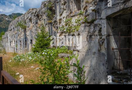 Forteresse de Busa Verle. Il a été construit avant la première Guerre mondiale et est situé près du col de Vezzena, à une altitude de 1 504 M. a.s.l. - Le nord de l'Italie. Banque D'Images