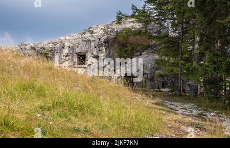 Forteresse de Busa Verle. Il a été construit avant la première Guerre mondiale et est situé près du col de Vezzena, à une altitude de 1 504 M. a.s.l. - Le nord de l'Italie. Banque D'Images