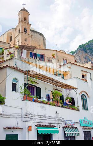 Maisons typiques des falaises et l'église de la Vierge Marie, Positano, côte amalfitaine, site classé au patrimoine mondial de l'UNESCO, Campanie, Italie, mer Méditerranée, Europe Banque D'Images