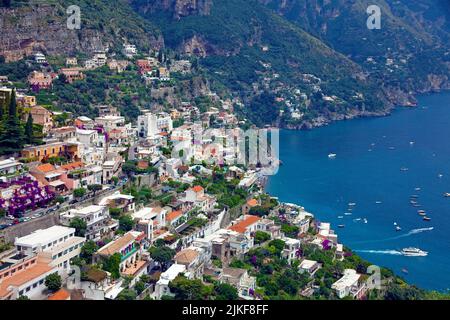 Maisons typiques des falaises à Positano, côte amalfitaine, site classé au patrimoine mondial de l'UNESCO, Campanie, Italie, mer Méditerranée, Europe Banque D'Images