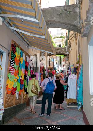 Boutiques de souvenirs dans une ruelle de Positano, côte amalfitaine, site classé au patrimoine mondial de l'UNESCO, Campanie, Italie, mer Méditerranée, Europe Banque D'Images