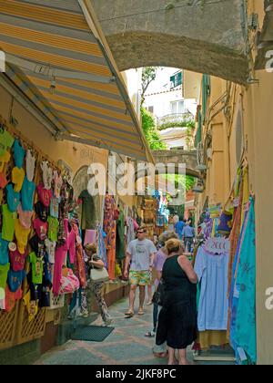 Boutiques de souvenirs dans une ruelle de Positano, côte amalfitaine, site classé au patrimoine mondial de l'UNESCO, Campanie, Italie, mer Méditerranée, Europe Banque D'Images