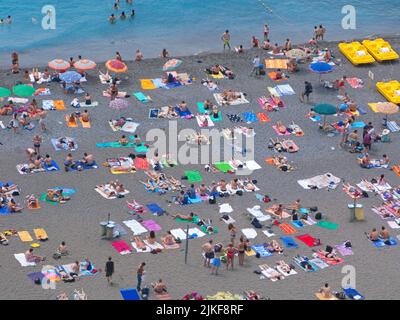 Vacanciers à la plage de Positano, côte amalfitaine, site classé au patrimoine mondial de l'UNESCO, Campanie, Italie, mer Méditerranée, Europe Banque D'Images