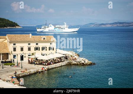 CORFOU, GRÈCE - 10.09.2019 - Faliraki Beach Alecos bains baignade publique avec pierre et jetée et restaurant dans la ville de Corfou, Mer Ionienne. Banque D'Images