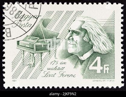 HONGRIE - VERS 1986 : un timbre imprimé en Hongrie émis pour l'anniversaire de naissance de Franz Liszt en 175th montre le pianiste et compositeur Franz Liszt. Banque D'Images