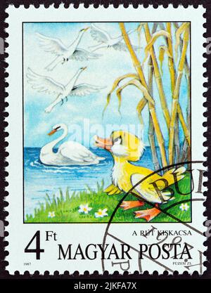 HONGRIE - VERS 1987: Un timbre imprimé en Hongrie de l'édition de 'Fairy Tales' montre l'laid Duckling (Hans Christian Andersen), vers 1987. Banque D'Images