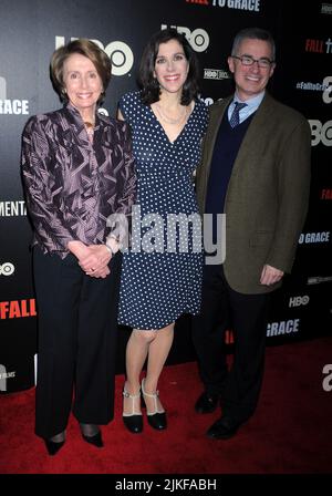 Manhattan, États-Unis d'Amérique. 04th mars 2013. NEW YORK, NY - MARS 21: Alexandra Pelosi Jim McGreevey assiste à la première New York du documentaire sur HBO Fall to Grace à la salle de projection Time Warner Center sur 21 mars 2013 à New York. Personnes : Alexandra Pelosi Jim McGreevey crédit : Storms Media Group/Alay Live News Banque D'Images