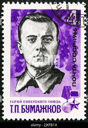 URSS - VERS 1966: Un timbre imprimé en URSS des héros de guerre. Le numéro des guérilleros montre T. P. Bumazhkov (1910-1941), vers 1966. Banque D'Images