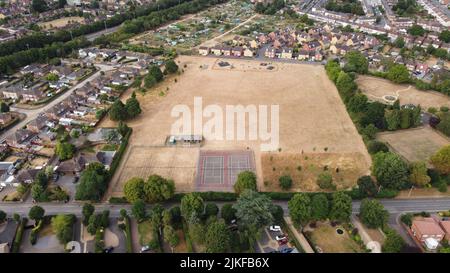 Sur la photo datée de 28 juillet 2022, on voit un terrain de jeu au parc Itter, qui est devenu brun après la canicule et le manque de pluie à Peterborough, Cambridgeshire, au Royaume-Uni. Southern Water vient d'annoncer la première interdiction de l'Angleterre pour le Hampshire et l'île de Wight. Banque D'Images