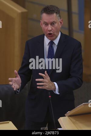 Photo du dossier datée du 29/09/21 du conservateur écossais MSP Murdo Fraser lors d'un débat sur les passeports du vaccin contre le coronavirus, au Parlement écossais à Édimbourg. M. Fraser a déclaré que les gens devraient « ignorer l'indignation fabriquée » à l'égard de Liz Truss après qu'elle ait parlé de la première ministre Nicola Sturgeon comme d'un « chercheur d'attention ». M. Fraser a déclaré au programme Good Morning Scotland de la BBC que Mme Sturgeon « ne parle pas au nom de la majorité écossaise » sur le sujet de l'indépendance. Date de publication : mardi 2 août 2022. Banque D'Images