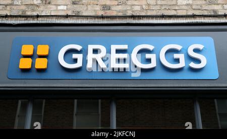 Photo de dossier datée du 18/06/20, d'une pancarte portant la succursale de Greggs à Winchester, Hampshire. La chaîne de la boulangerie a vu ses ventes grimper au premier semestre de l'année, alors que les clients se tournaient vers la valeur des repas dans le contexte de la compression du coût de la vie, mais a averti que son inflation des coûts pourrait atteindre 9%. Les ventes ont augmenté de 27,1% au cours des 26 semaines pour atteindre 2 juillet à un total de £694,5 millions, contre £546,2 millions un an plus tôt. Date de publication : mardi 2 août 2022. Banque D'Images