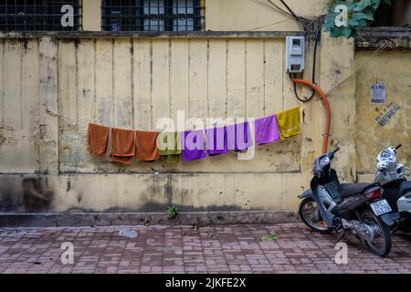 HANOÏ, VIETNAM - 5 JANVIER 2020: Linge suspendu à sec dans les rues de Hanoï, Vietnam sur 5 janvier 2020. Banque D'Images