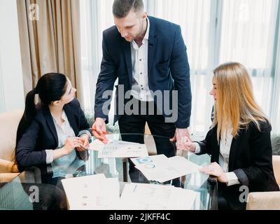 instructions pour le chef de l'équipe de direction des réunions d'affaires Banque D'Images