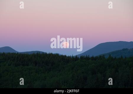 Pleine lune de rose sur le paysage de montagne de Cimone Banque D'Images