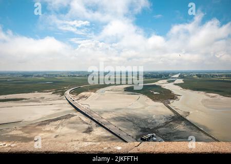 Vue aérienne du pont en bois sur la Manche qui mène au Mont Saint-Michel en France Banque D'Images