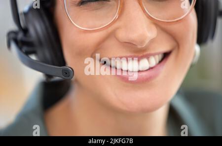 Dédié à faire sourire sur ce cadran. Une femme d'affaires travaillant dans un centre d'appels. Banque D'Images