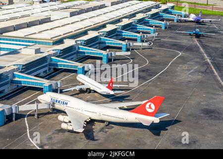 L'aéroport Ataturk et les avions des compagnies aériennes turques dans le parc Miniaturk d'Istanbul, Turquie. Banque D'Images