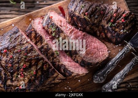 Steak de bœuf grillé coupé sur un butcher - Haut de la vue. Banque D'Images