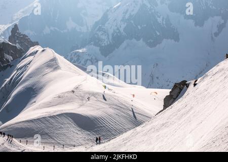 Les alpinistes descendent du sommet de l'aiguille du midi au Mont blanc, France Banque D'Images