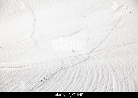 Skieurs descendant du sommet de l'aiguille du midi au Mont blanc, France Banque D'Images