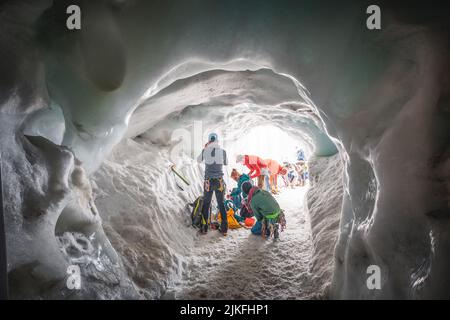 Skieurs se préparant à descendre du sommet de l'aiguille du midi au Mont blanc, France Banque D'Images