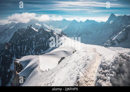 Skieurs descendant du sommet de l'aiguille du midi au Mont blanc, France Banque D'Images