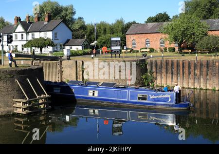 Bateau étroit entrant dans l'écluse de Diglis sur la rivière Severn à Worcester, Angleterre, Royaume-Uni. Banque D'Images