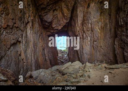 Grotte ou trou de Torghatten dans la montagne, Brønnøysund, Norvège Banque D'Images