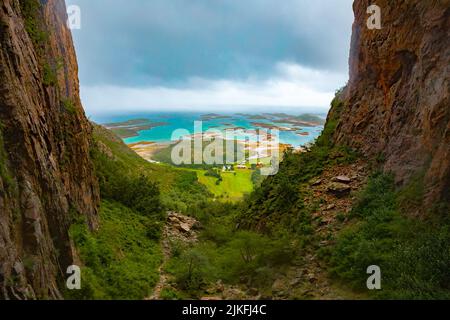 Grotte ou trou de Torghatten dans la montagne, Brønnøysund, Norvège Banque D'Images