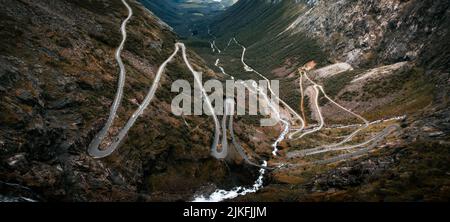 Vue panoramique sur la route de montagne Trollstigen à Andalsnes en Norvège Banque D'Images
