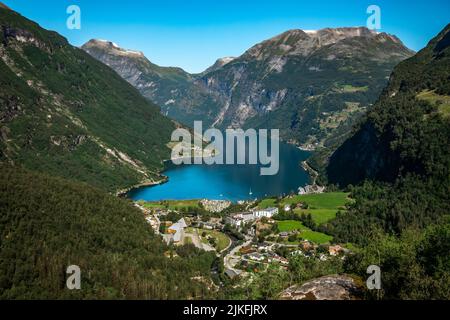 Vue sur le fjord de Geiranger et Geiranger en Norvège Banque D'Images