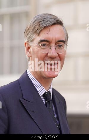 Photo du dossier en date du 25/05/22 du ministre pour les possibilités de Brexit et l'efficacité du gouvernement au Cabinet Jacob Rees-Mogg arrive au Cabinet Office à Londres. L'engagement de réduction d'impôts de Rishi Sunak est un « fantasme », un allié de premier plan de Liz Truss a déclaré à l'époque où les deux campagnes de direction du Parti conservateur se sont affrontées. Le Premier ministre Jacob Rees-Mogg, partisan de Mme Truss, a déclaré que la promesse de M. Sunak de réduire le taux de base de l'impôt sur le revenu de 20p à 16P d'ici 2029 est « le plus grand conte de fées ». Sue date: Mardi 2 août 2022. Banque D'Images