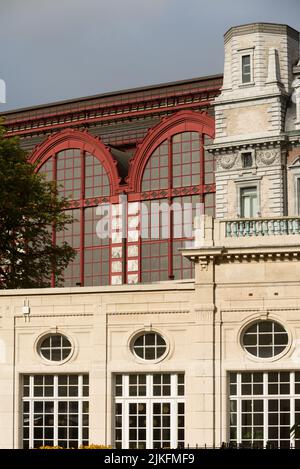 Le toit de la salle de train de la gare centrale d'Anvers était à l'origine en acier. Après la réparation des éléments en acier, ils ont été peints bordeaux dans Un Banque D'Images