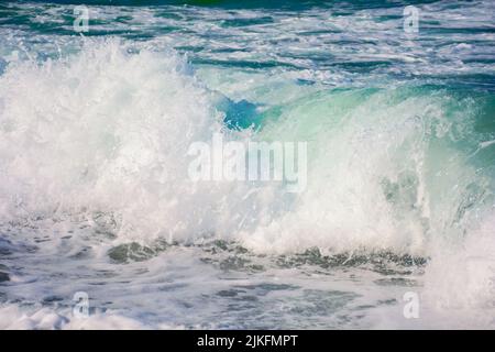 vagues se précipitant sur le rivage. fond de la nature à la mer dans la lumière du soir. concept de vacances d'été Banque D'Images