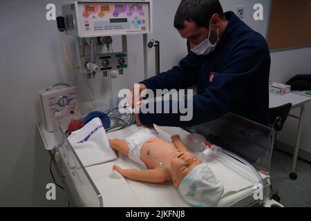 Entretien de la manégin de bébé dans un atelier de réanimation pédiatrique. Banque D'Images