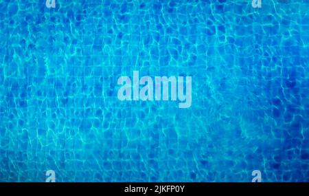 vue de dessus en bas de l'eau claire et ondulée dans la piscine Banque D'Images