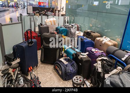 Heathrow , Londres, Royaume-Uni 2 août 2022. Bagages non récupérés dans la salle à bagages du terminal 2 de Heathrow. L'aéroport de Heathrow a plafonné le nombre de départs de passagers à 100 000 par jour jusqu'à ce que davantage de personnel au sol. Sont recrutés comme l'aéroport est toujours aux prises avec une pénurie de manutentionnaires de bagages crédit. amer ghazzal/Alamy Live News Banque D'Images