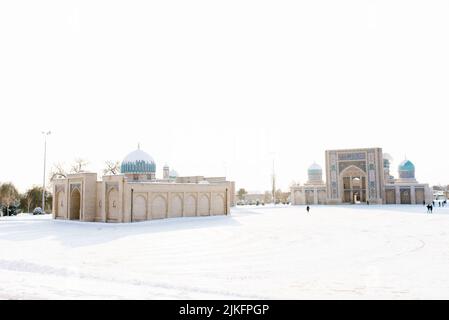Tachkent, Ouzbékistan. Décembre 2020. Vieille ville en hiver. Muyi Muborak Madrasa et Barak Khan Madrasa Banque D'Images